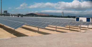 Extremadura aumenta su producción de energía fotovoltaicaLa comunidad autónoma de Extremadura tiene instalado un total de 1.321 nuevos MW de tecnología solar fotovoltaica en 2020, alcanzando los 2.568 MW de potencia instalada en la región y convirtiéndose en el mayor parque de producción fotovoltaica de España. Estos datos están contenidos en el Informe de Progreso del Sistema Eléctrico Español 2020, un documento de Red Eléctrica de España (REE) que fue presentado en un acto celebrado en el Ministerio de Transición Ecológica y Reto Demográfico. ¿Cuáles son los objetivos de este plan? Para la presidenta de Red Eléctrica, Beatriz Corredor, el Plan Nacional Integrado de Energía y Clima establece "objetivos ambiciosos", pero también "realistas y alcanzables", para mitigar el cambio climático avanzando hacia un nuevo sistema en el que las energías renovables sean la "piedra angular". En este camino, el de la transición energética, el sector eléctrico juega un "papel clave" por su potencial de descarbonización, señala Red Eléctrica en un comunicado. El crecimiento de la potencia solar fotovoltaica instalada el año pasado en Extremadura fue del 105,9%, lo que la convierte en la región con máximo aumento de la capacidad de generación. Con este impulso, esta tecnología se ha convertido por primera vez en líder de la estructura de la potencia instalada en Extremadura. Con un 32,9%, ha superado a la hidroeléctrica y a la nuclear (29,2% y 25,8%, respectivamente). Entre ambas suman casi el 90% de la capacidad de generación de la región. En total, la comunidad autónoma cerró el año con un parque de 7.805 MW y representa el 7,1% del total de la capacidad instalada en España. La energía renovable en Extremadura avanza El informe también señala que en 2020, la energía verde extremeña ocupó el 73,9% del total del parque de generación. Se trata de la mayor cuota alcanzada por esta comunidad autónoma desde que se tienen registros y, de hecho, es el tercer porcentaje más alto del país. En cuanto a la energía generada en 2020, Extremadura produjo 21.294 GWh, lo que supone el 8,5% del total de España. Se trata de un 1,2% más que la cifra registrada en 2019. Además, Red Eléctrica ha considerado "especialmente relevante" la aportación de la solar fotovoltaica, que casi ha duplicado su producción en 2020 respecto a los valores de 2019. Estos datos han permitido que la fotovoltaica sea la segunda fuente de producción en Extremadura, por detrás de la energía nuclear, que sigue siendo la tecnología líder del mix, con el 71,7% del total.